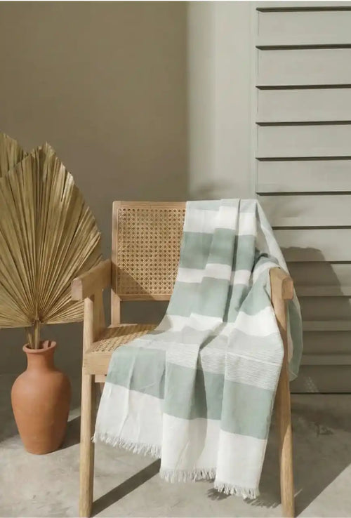 Thin_bamboo_bath_towel_malabar_green_lifestyle_image